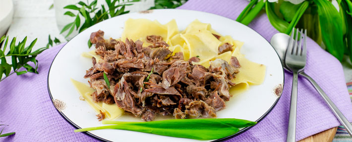 Usbekisches Nudelgericht mit Lammfleisch „Beschbarmak“