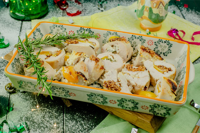 Рецепт: Куриные рулетики с соленым огурчиком и сыром - Запеченные в духовке в сливочном соусе.