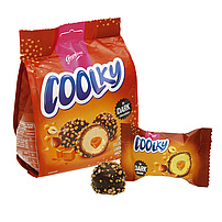 "Coolky Dark" Waffelkugeln mit Keksgeschmack-Creme (48%) und Karamell-Kern (8,7%) in Schokolade (25%) und Zucker-Haselnuss-Streuseln (10%).
