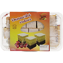 Kuchen "Donavski valovi" mit 34% Creme mit Vanillegeschmack und 26% Sauerkirschzubereitung, bestreut mit Dekorpuder