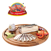 Schweinespeck "Salo pertschonoe s tschesnokom" gesalzen mit Pfeffer und Knoblauch