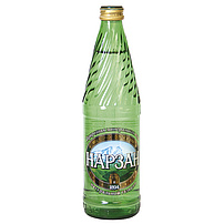 Natürliches kohlensäurehaltiges Mineralwasser "Narzan Zolotoj"