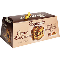 "Cozonac Royal Chocolate" - Hefegebäck mit Schoko-Haselnuss-Creme und Schokoladentropfen, dekoriert mit Schokoglasur und Flocken aus Schokoglasur