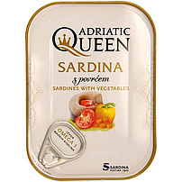 Sardinen (Sardina pilchardus) mit Gemüse in roter Soße