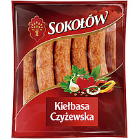 "Kielbasa Czyzewska" Schweinefleischwürstchen mit Hähnchenfleisch, mittelgrob zerkleinert, gebrüht und geräuchert. Mit Zusatz von Wasser und Sojaeiweiß.