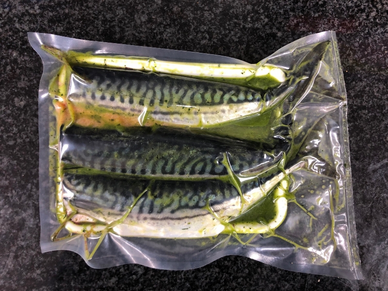 Grillmakrele in Kräuter-Knoblauchsauce zum Grillen