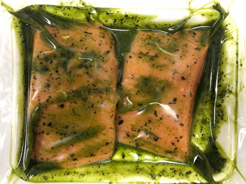 Lachs in Kräuter-Knoblauchmarinade zum Grillen